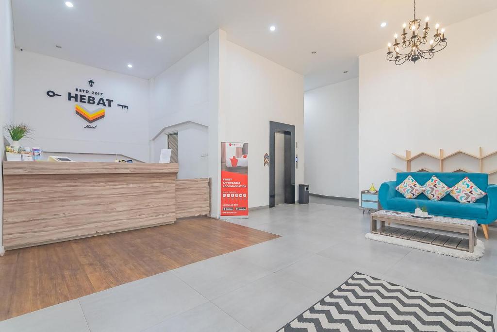 Posezení v ubytování RedDoorz Premium @ Hotel Hebat