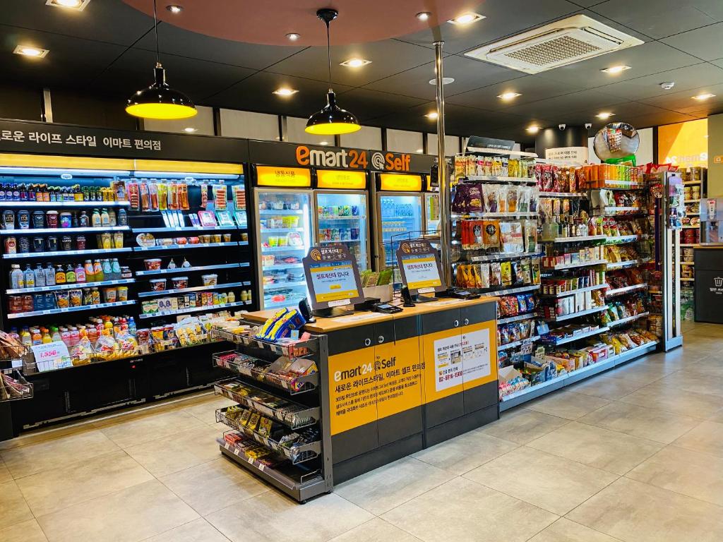 Supermarket nebo jiné obchody v  hotelu nebo okolí