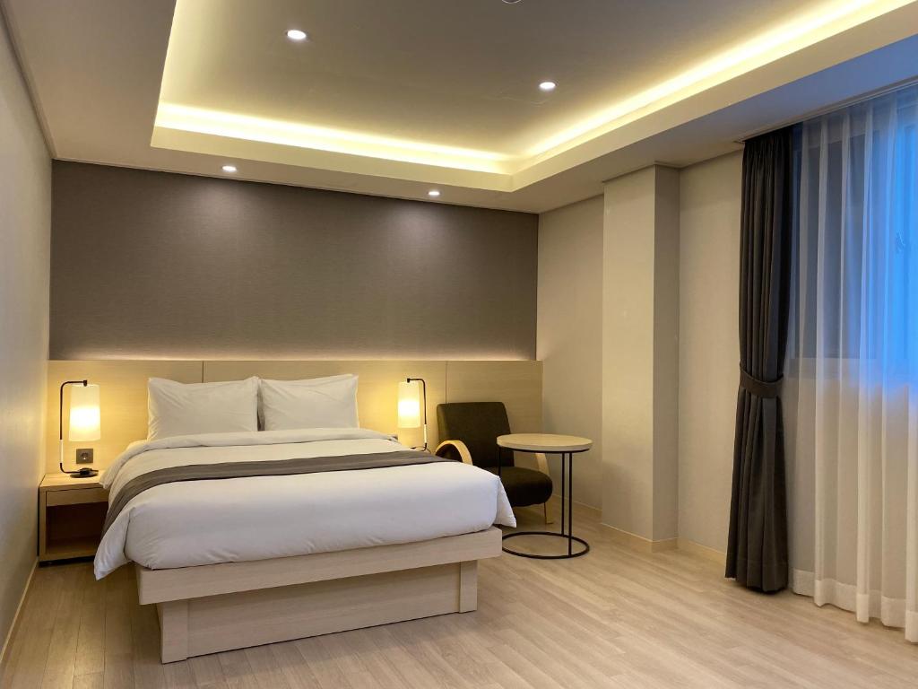 Postel nebo postele na pokoji v ubytování New Donghae Tourist Hotel