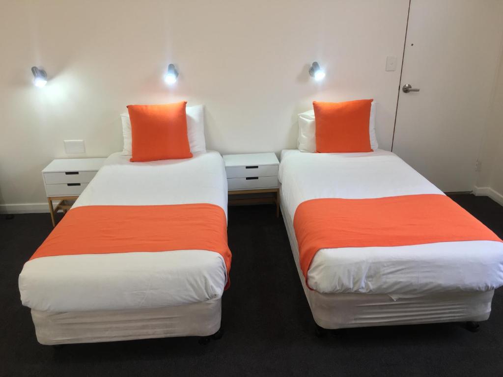 
A bed or beds in a room at Sturt Motel
