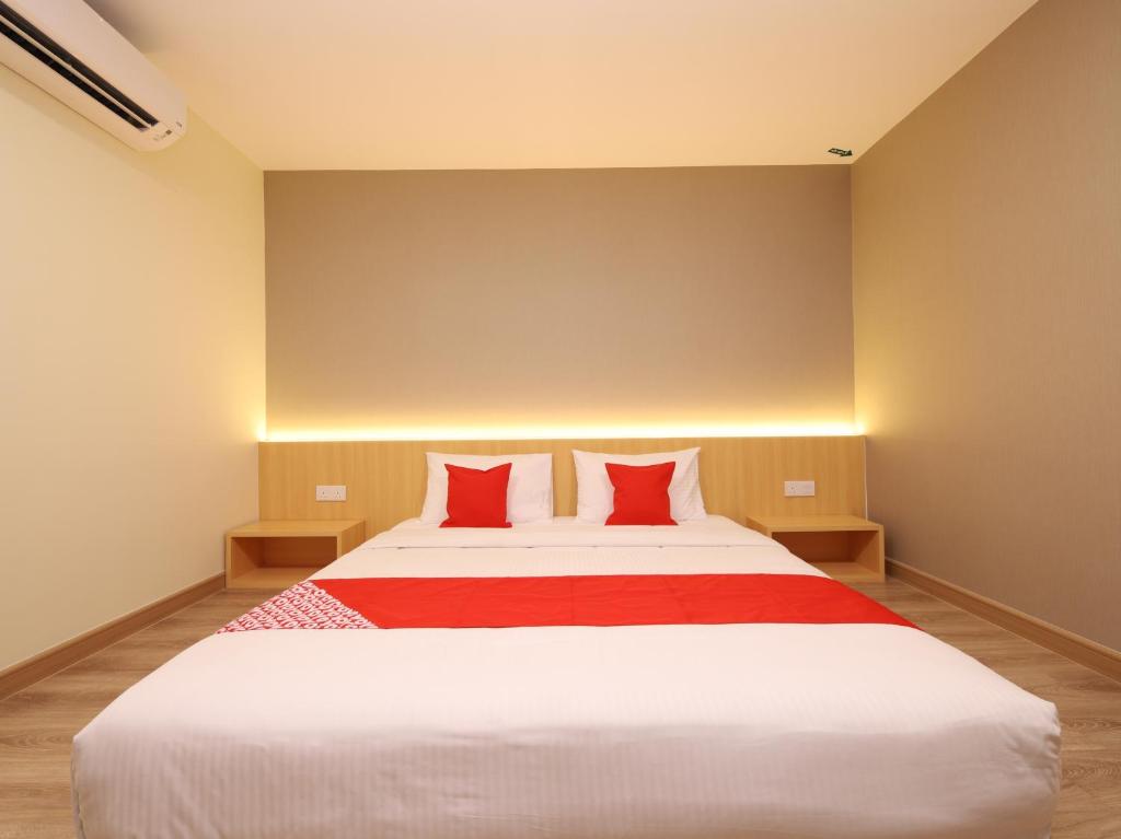 Postel nebo postele na pokoji v ubytování Hotel 101 Ulu Tiram