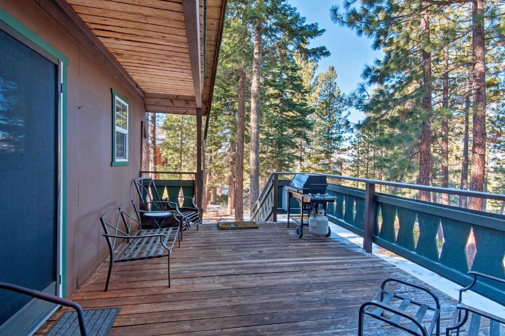 Foto de la galería de South Lake Tahoe Home with Deck and Mountain View! en South Lake Tahoe