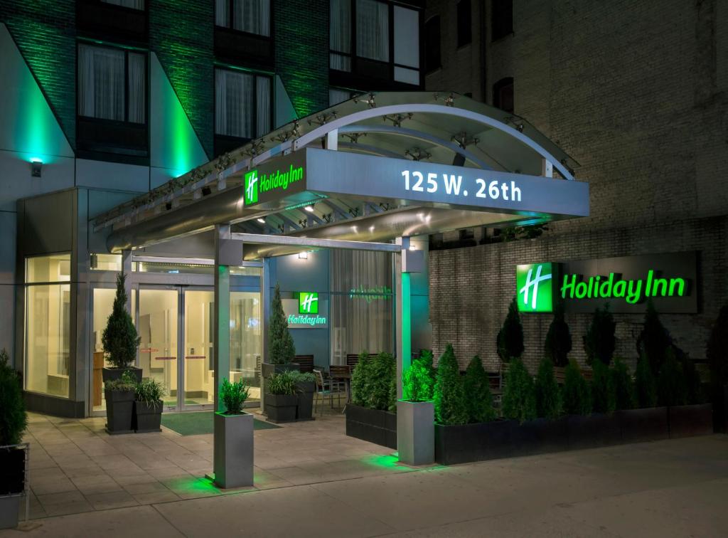 Um edifício com uma placa que diz "huddlin" em Holiday Inn Manhattan 6th Ave - Chelsea, an IHG Hotel em Nova York