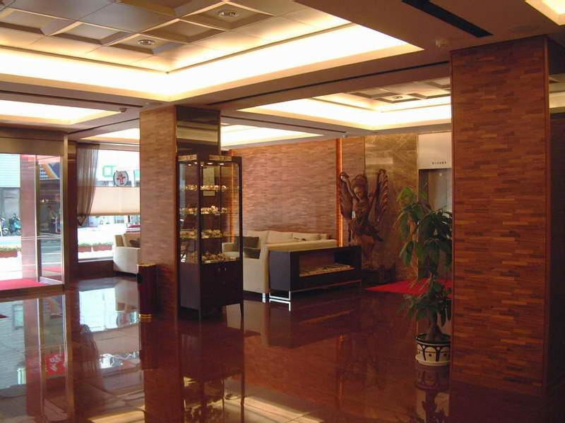eine Lobby mit einem Zimmer mit Weinkeller in der Unterkunft The Premier Hotel in Tainan