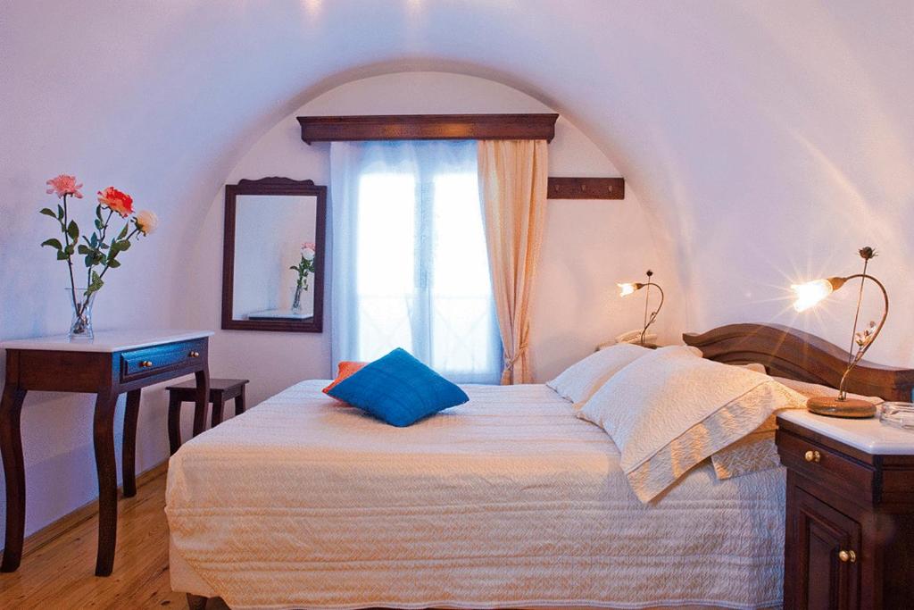 Postel nebo postele na pokoji v ubytování Ellinon Thea Boutique Hotel