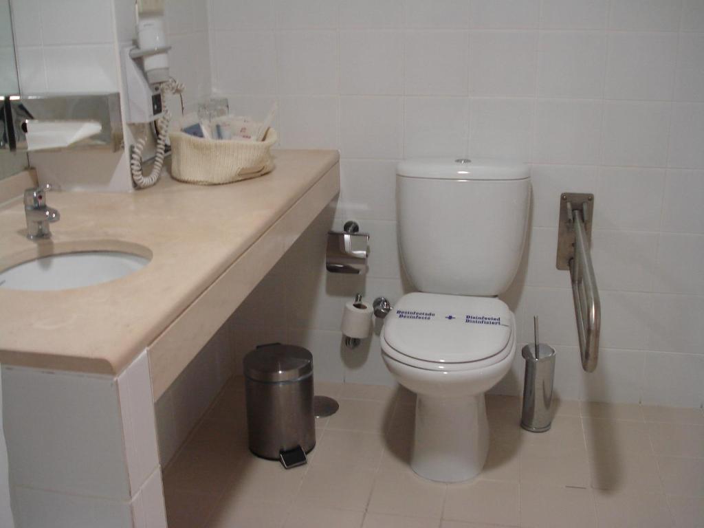 Koupelna v ubytování Hotel Bienestar Termas de Moncao