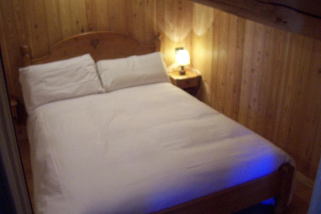 Postel nebo postele na pokoji v ubytování L' Aroula Rooms & Restaurant