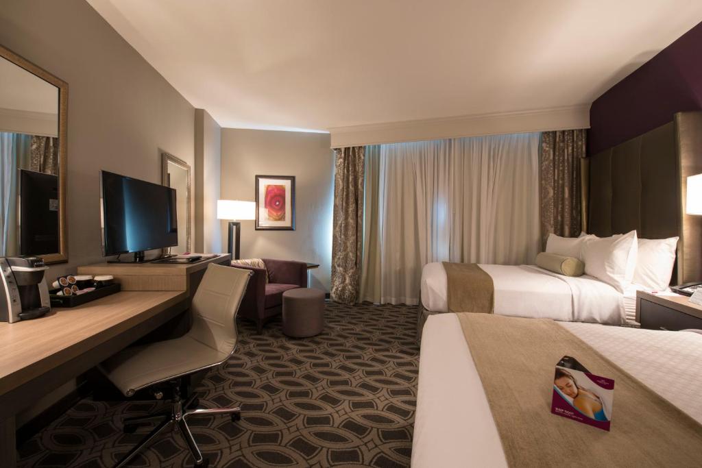 TV a/nebo společenská místnost v ubytování Crowne Plaza Saddle Brook by IHG