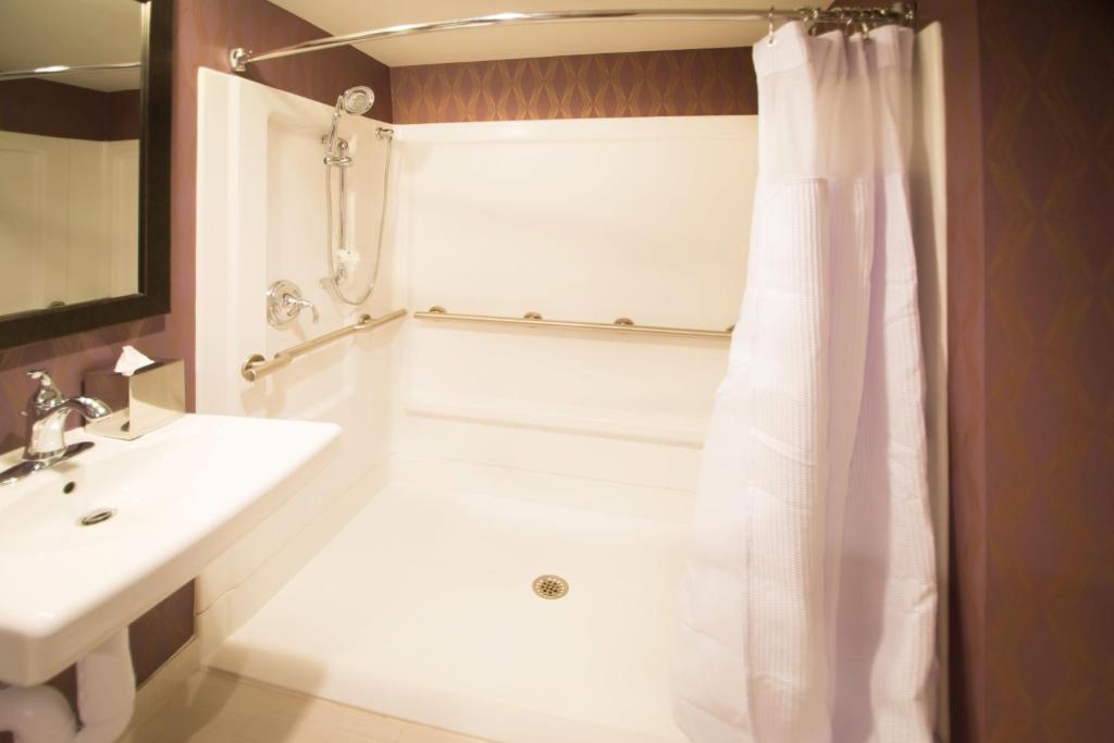 Koupelna v ubytování Crowne Plaza Saddle Brook by IHG