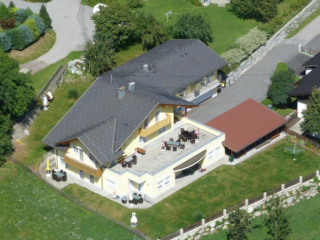 una vista aérea de una casa grande con techo en Appartementhaus Goritschnig, en Flattach