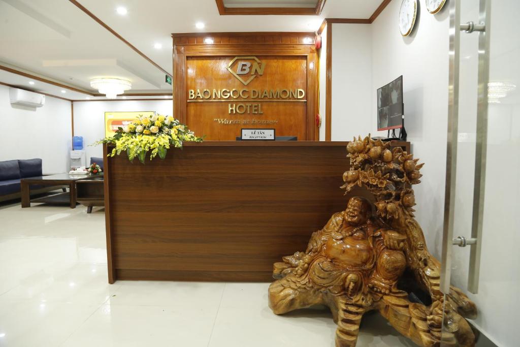 a lobby of a hotel with a wooden reception desk at Bảo Ngọc Diamond Hotel in Cao Bằng