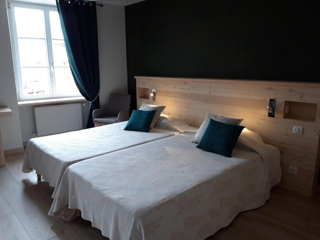 Postel nebo postele na pokoji v ubytování Hôtel la Guimbarde