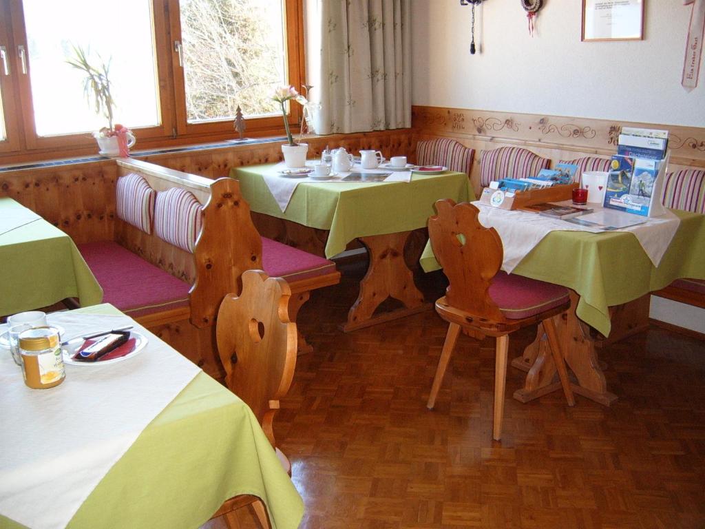 Reštaurácia alebo iné gastronomické zariadenie v ubytovaní Pension Felsenheim