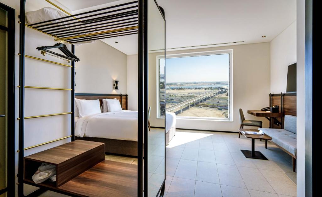 Postel nebo postele na pokoji v ubytování FORM Hotel Al Jaddaf, Dubai, a Member of Design Hotels