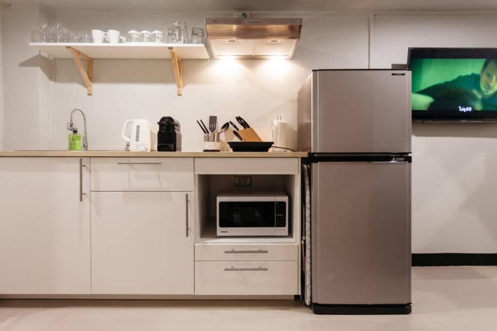 y cocina con nevera y microondas. en S1 Large Duplex Silom 3 Beds, Full Kitchen WIFI, en Bangkok