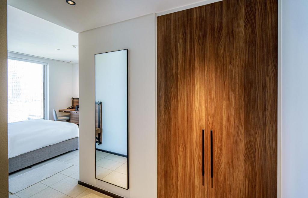Postel nebo postele na pokoji v ubytování FORM Hotel Al Jaddaf, Dubai, a Member of Design Hotels