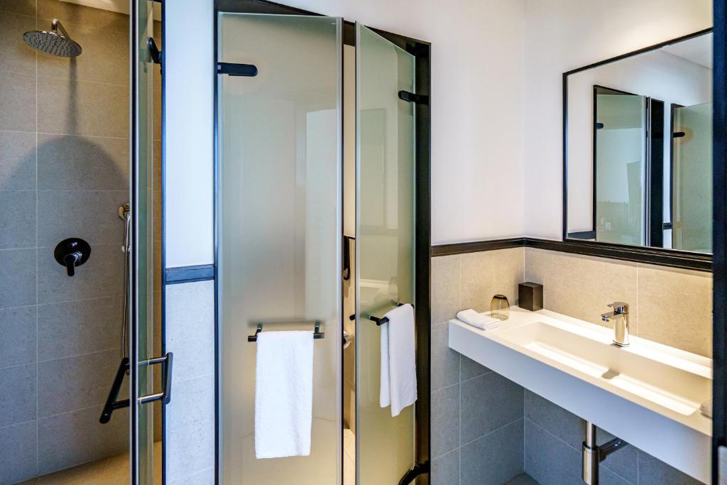 Koupelna v ubytování FORM Hotel Al Jaddaf, Dubai, a Member of Design Hotels
