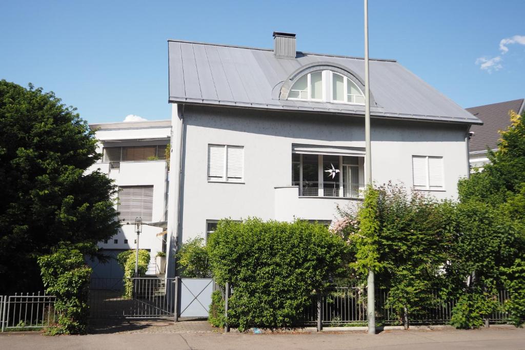 una casa bianca con tetto grigio di Stadthaus Seeblick E75 a Friedrichshafen
