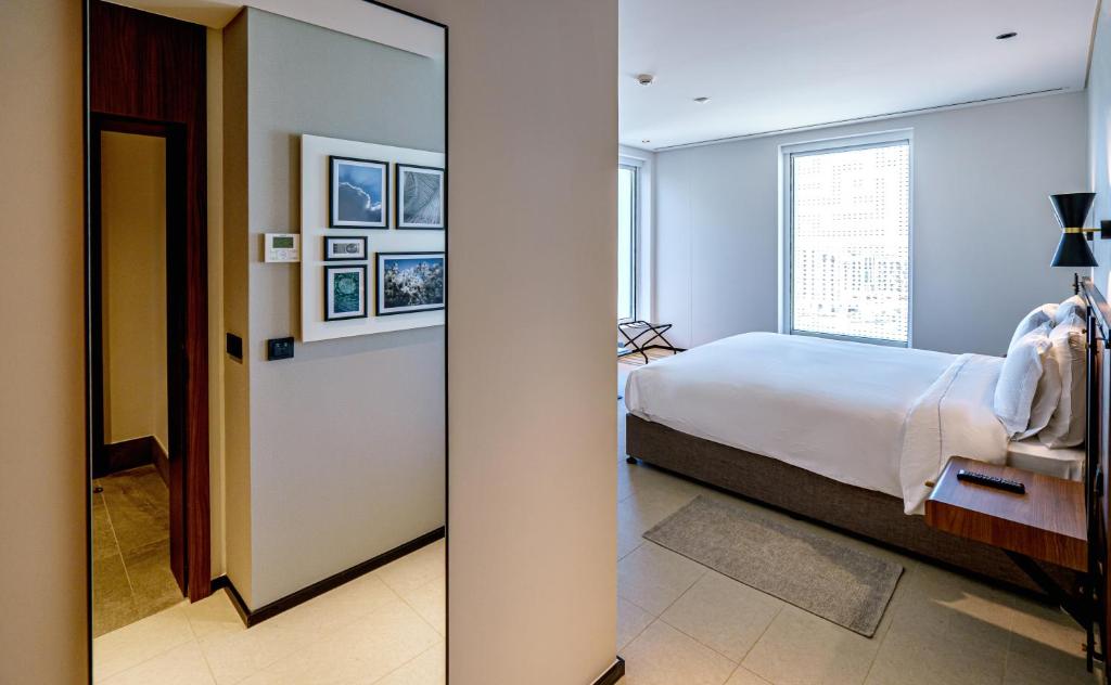 Postel nebo postele na pokoji v ubytování FORM Hotel Al Jaddaf, Dubai, a Member of Design Hotels