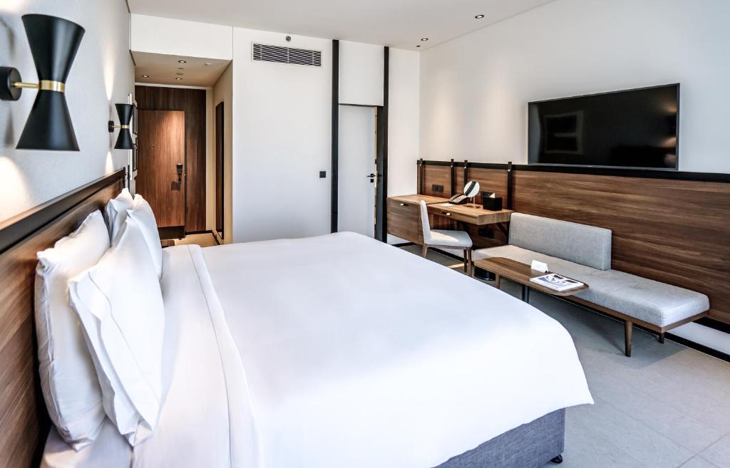 Postel nebo postele na pokoji v ubytování FORM Hotel Al Jaddaf, Dubai, a Member of Design Hotels