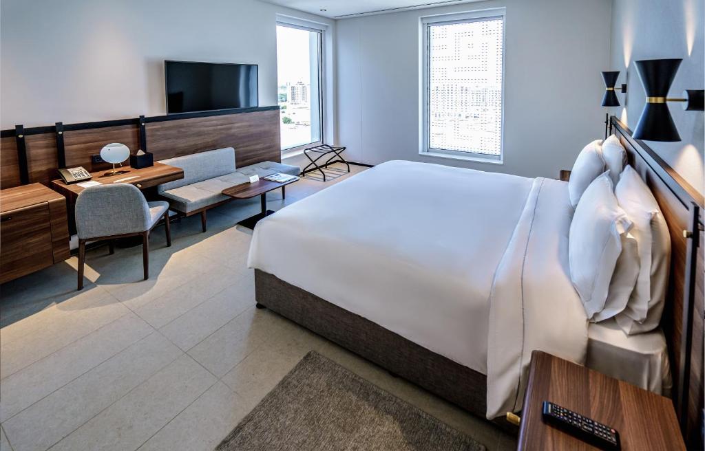 Postel nebo postele na pokoji v ubytování FORM Hotel Al Jaddaf, Dubai, a Member of Design Hotels