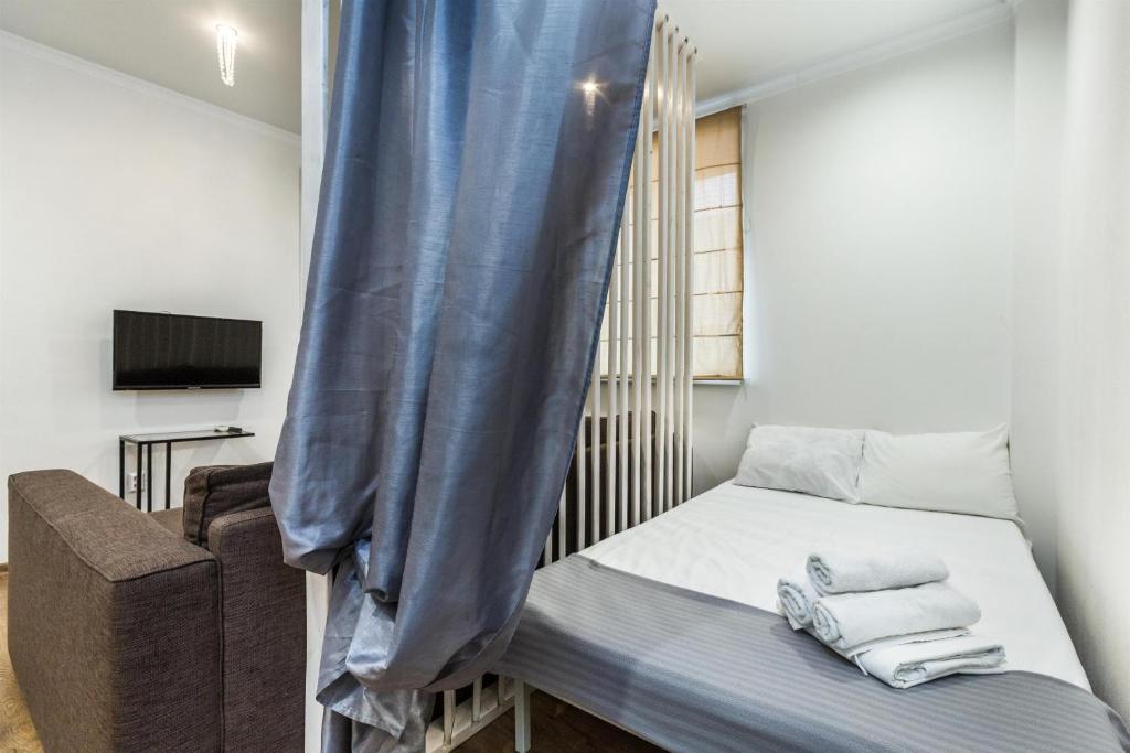 Uma cama ou camas num quarto em Квартира-студия с дизайнерским ремонтом