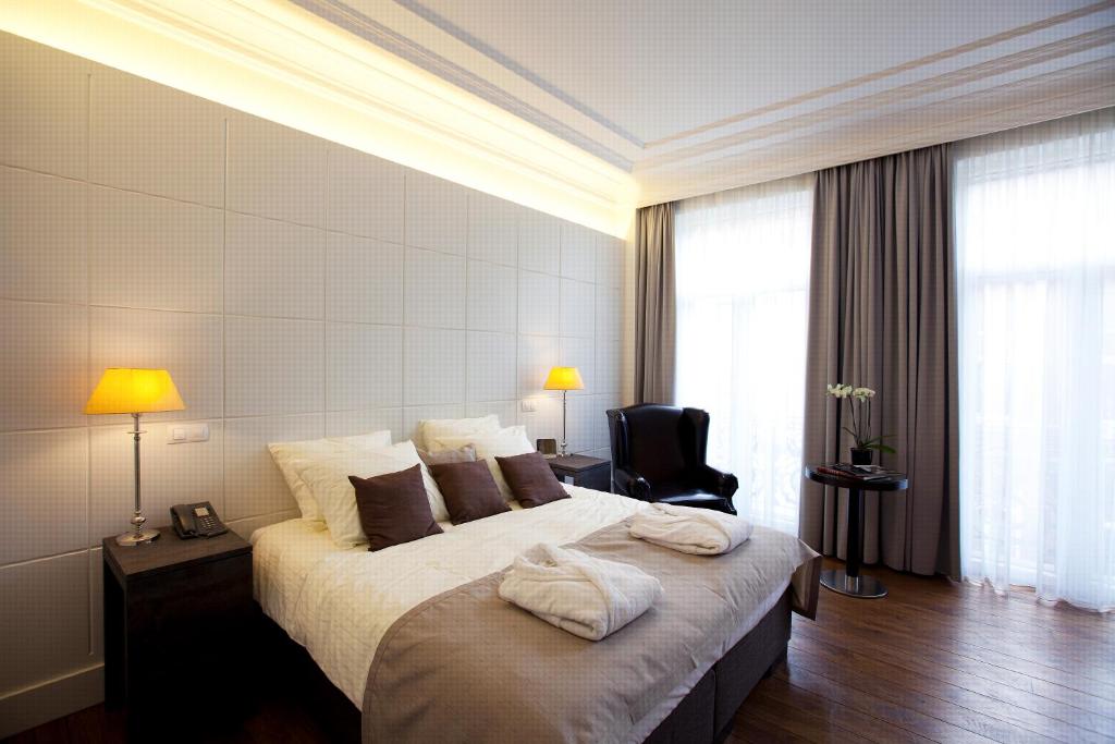 une chambre d'hôtel avec un lit et des serviettes. dans l'établissement Art de Sejour - B&B, à Bruxelles