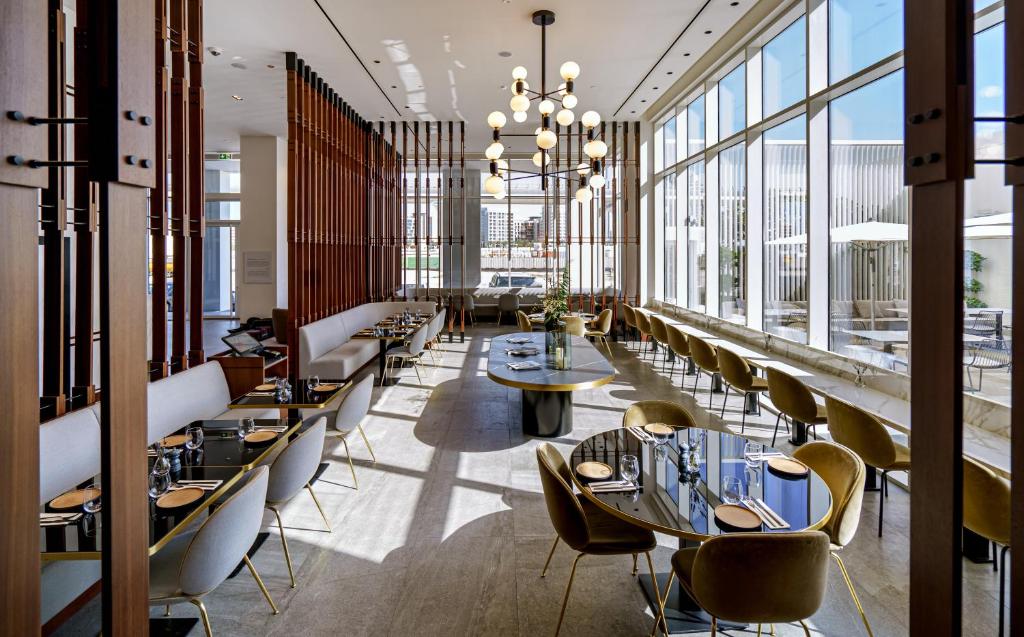 Posezení v ubytování FORM Hotel Al Jaddaf, Dubai, a Member of Design Hotels