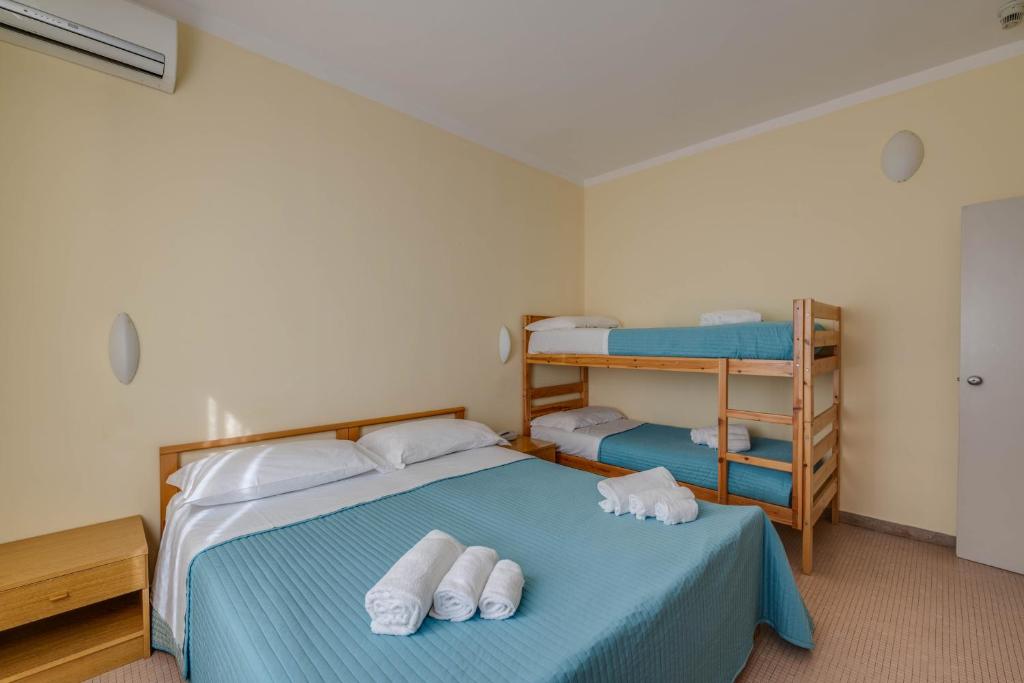 Łóżko lub łóżka w pokoju w obiekcie Hotel Massimo