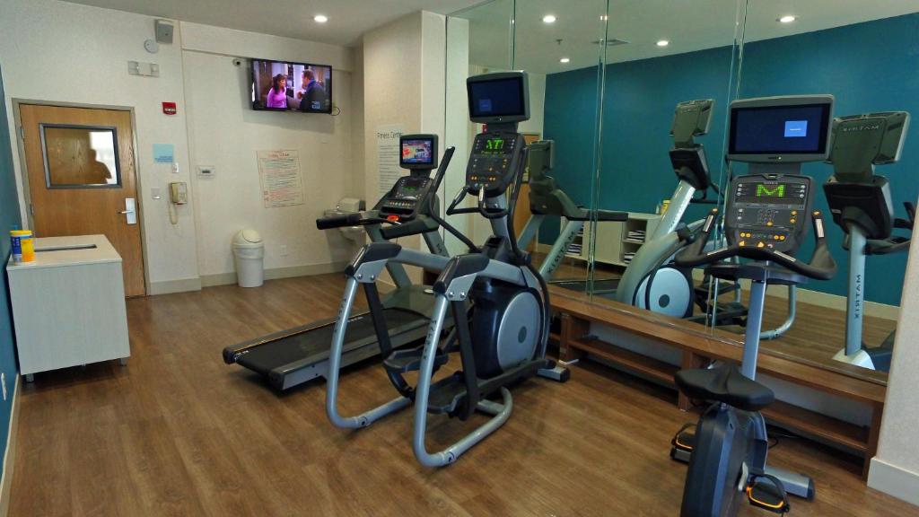 Fitness centrum a/nebo fitness zařízení v ubytování Holiday Inn Express Hotel and Suites South Padre Island by IHG