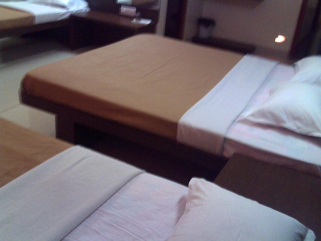 Postel nebo postele na pokoji v ubytování HOTEL ABHISHEK, Shirdi