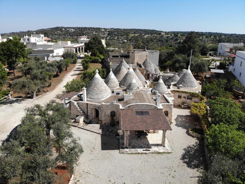 una vista aerea di una vecchia casa con torrette di Antica Aia B&B a Cisternino