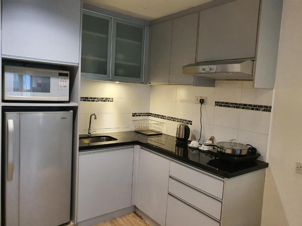 Kuchyň nebo kuchyňský kout v ubytování Crown Regency Serviced Suites