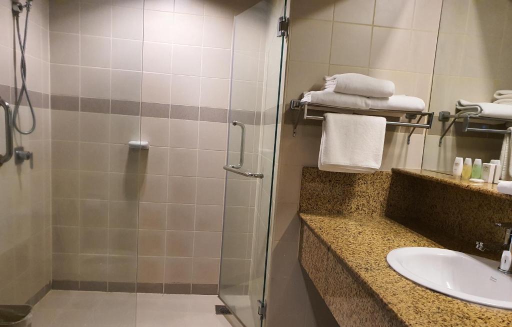Koupelna v ubytování Crown Regency Serviced Suites