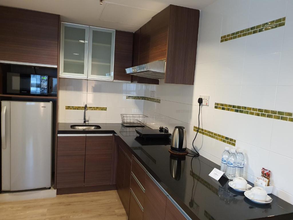 Kuchyň nebo kuchyňský kout v ubytování Crown Regency Serviced Suites