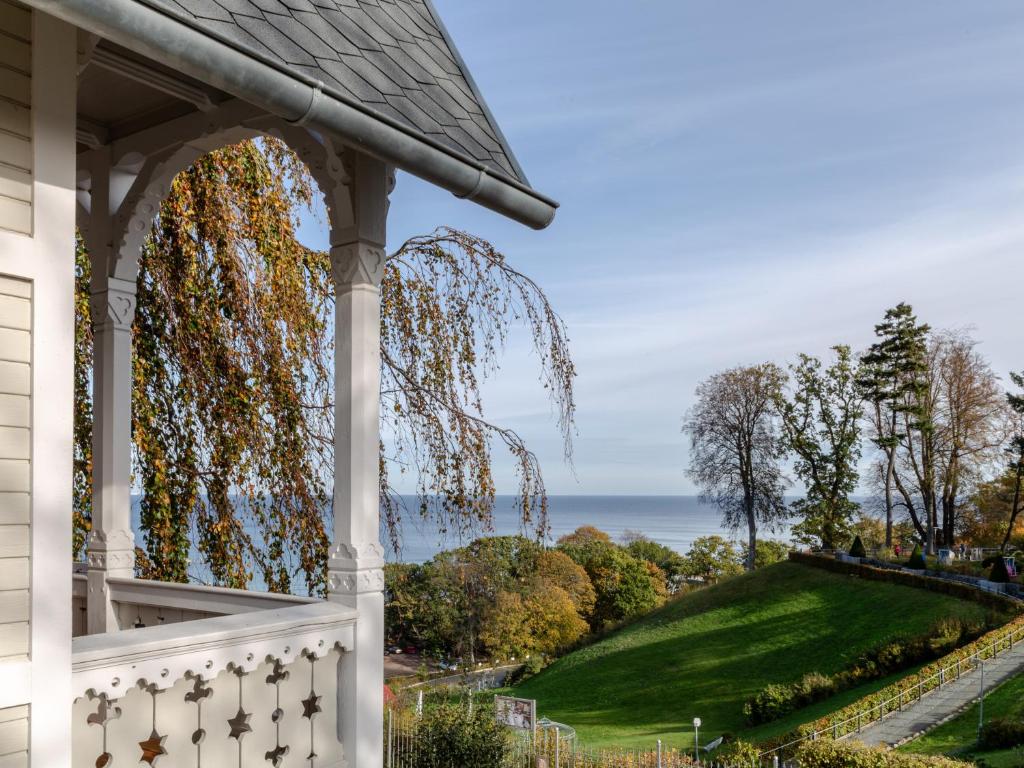 einen weißen Pavillon mit Meerblick in der Unterkunft Villa Erika in Göhren