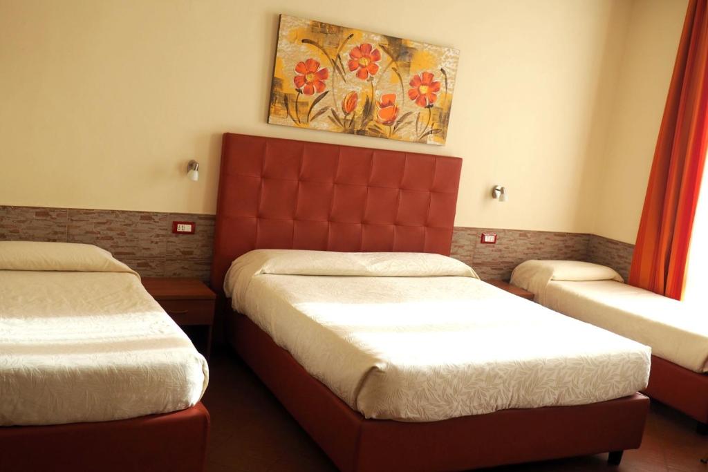 Łóżko lub łóżka w pokoju w obiekcie Hotel Ester