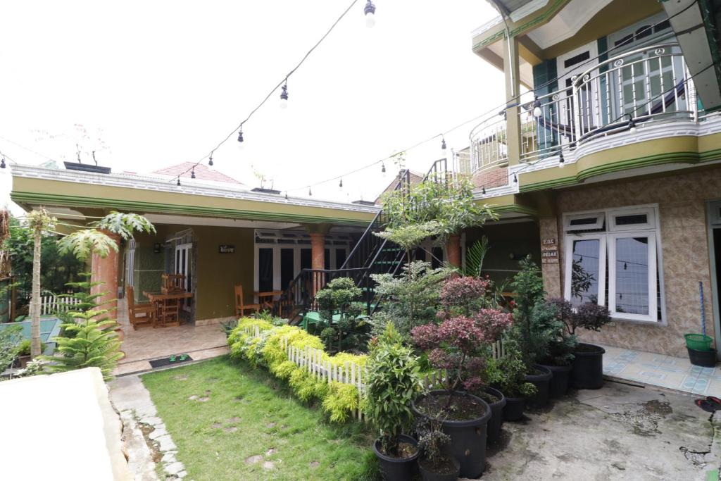 una casa con delle piante davanti di Waroeng Transit & Depary Homestay a Binjai
