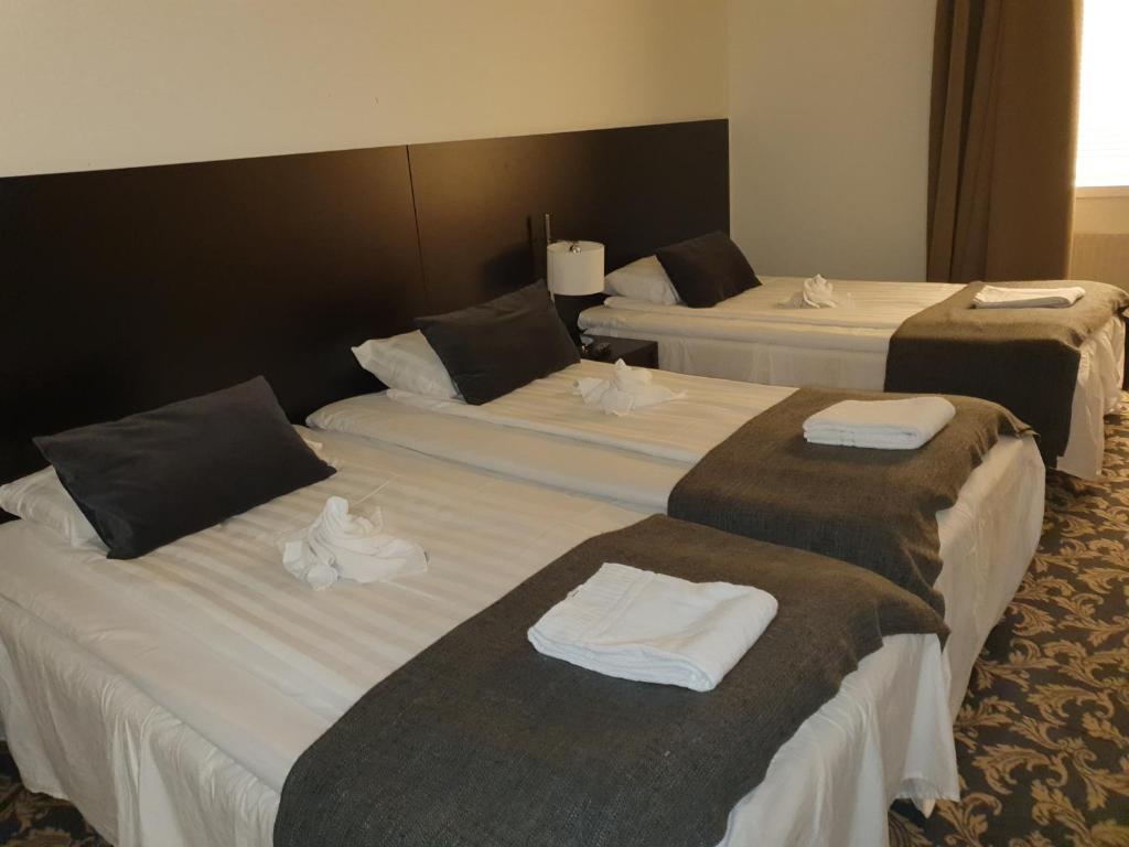 Postel nebo postele na pokoji v ubytování Ariston Hotell