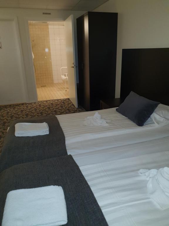 Postel nebo postele na pokoji v ubytování Ariston Hotell
