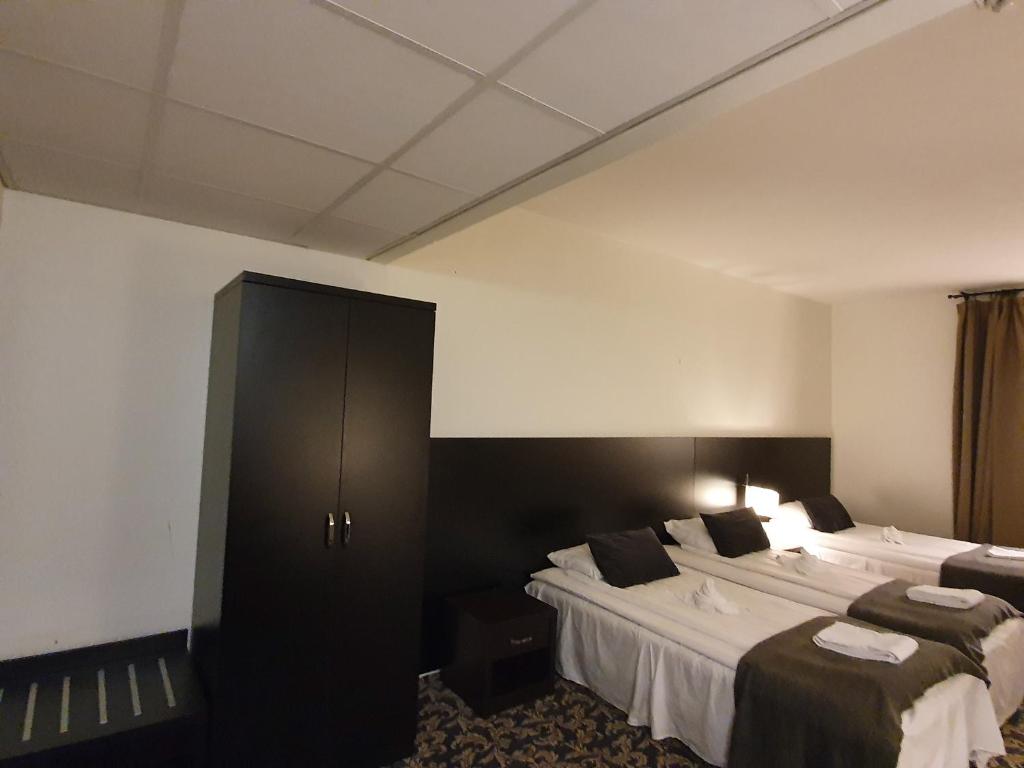 Postel nebo postele na pokoji v ubytování Ariston Hotell