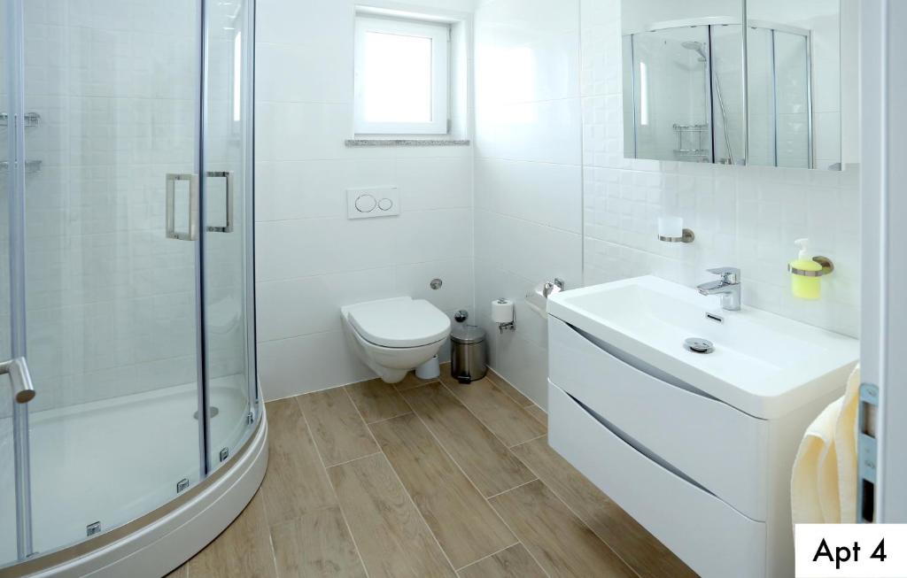 Vannituba majutusasutuses Villa Dragi with Pool, Sauna, & Whirlpool