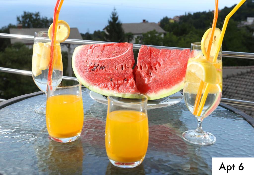 Joogid majutusasutuses Villa Dragi with Pool, Sauna, & Whirlpool