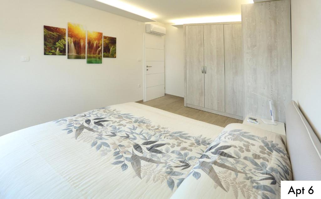 Voodi või voodid majutusasutuse Villa Dragi with Pool, Sauna, & Whirlpool toas