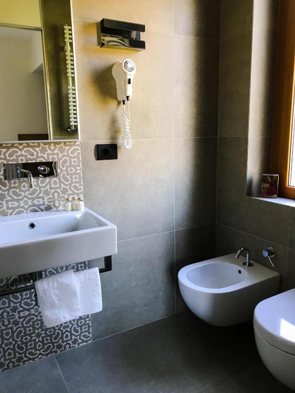 Koupelna v ubytování Albergo Suisse Bellevue