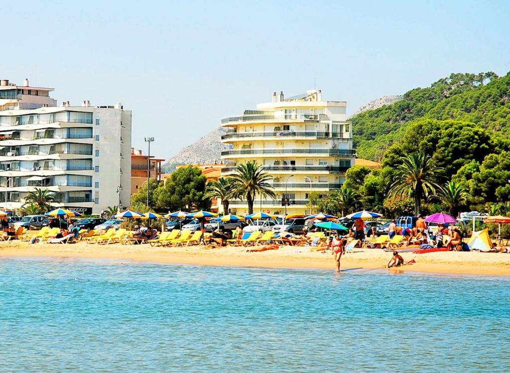 - une plage avec des parasols et des personnes sur la plage dans l'établissement MEDES PLATJA BX-1, à L'Estartit