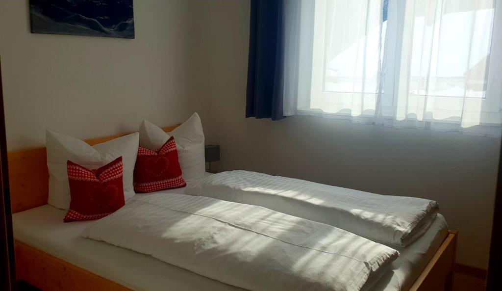 Postel nebo postele na pokoji v ubytování Haus Bazigg