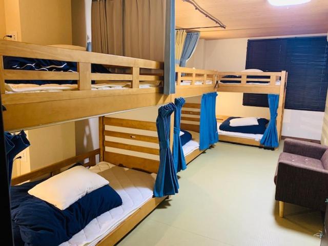 Tempat tidur dalam kamar di Hilo Hostel