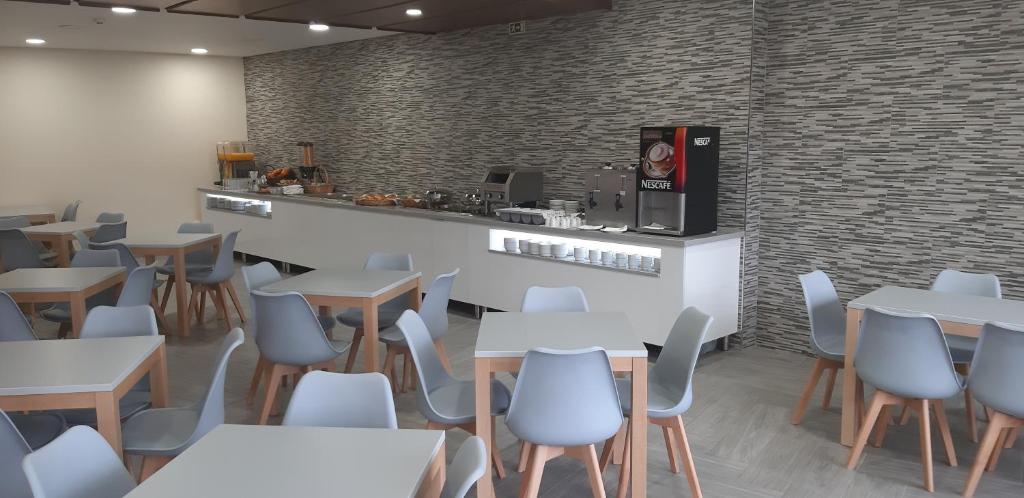 Um restaurante ou outro lugar para comer em Hotel Santa Maria