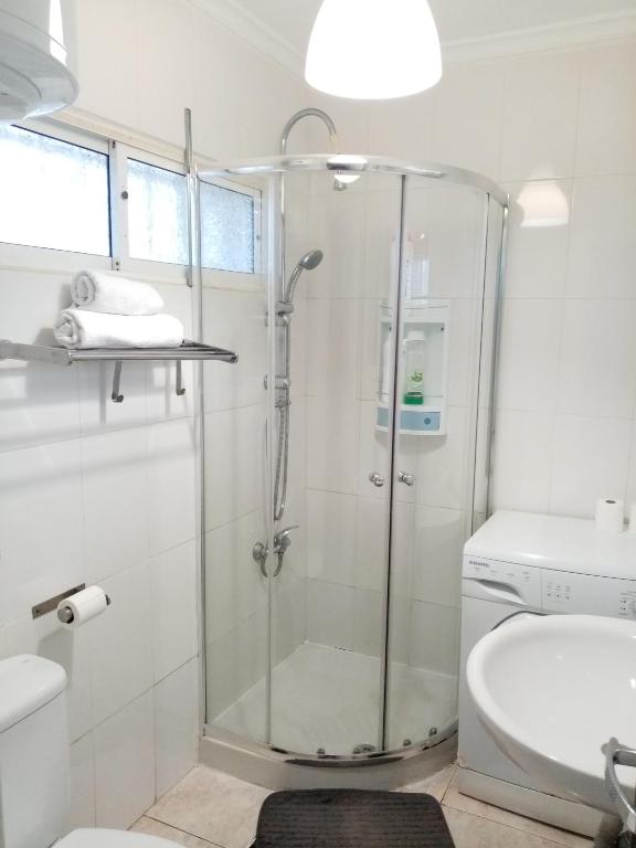 A bathroom at Apartment close to Yumbo,Free parking